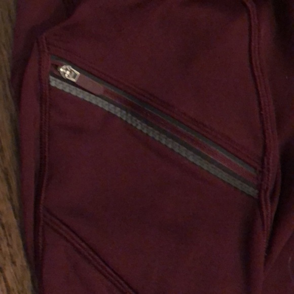 Lululemon leggings with zip side pockets. High rise. Like new - Picture 3 of 3
